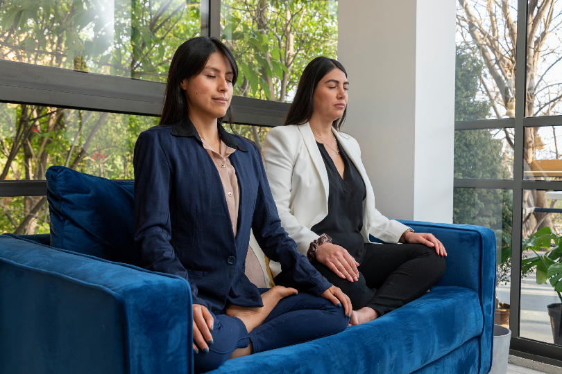 Best past life regression therapist guiding client through past life hypnosis